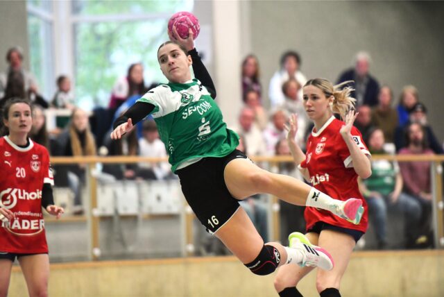Handball 3. Liga Mitte 30. März 2025, Halle Nord. PSV Recklinghausen – TB Wülfrath 33:24. Im Anflug: Joana Kegelmann.