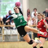 Handball 3. Liga Mitte 30. März 2025, Halle Nord. PSV Recklinghausen – TB Wülfrath 33:24. Im Anflug: Joana Kegelmann.