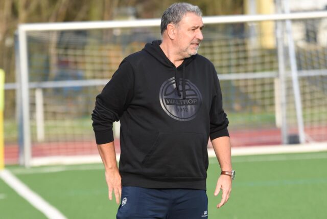 War mit seiner Elf auch beim SV Zweckel erfolglos: VfB Waltrops Trainer Martin Backwinkler.