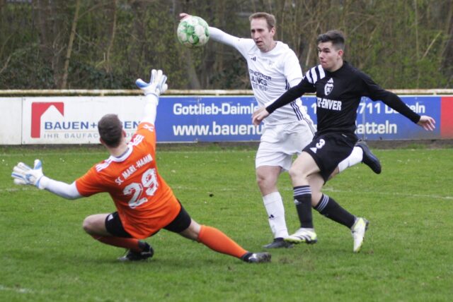 Die späte Entscheidung: Constantin Brink (M.) von Borussia Ahsen lupft den Ball über SC-Torwart Timo Schulz ins Netz zum 3:1-Endstand.