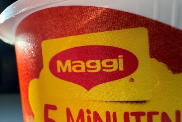 Das Firmenlogo von Maggi auf einem Becher „5-Minuten-Terrine“.