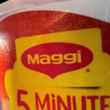 Das Firmenlogo von Maggi auf einem Becher „5-Minuten-Terrine“.