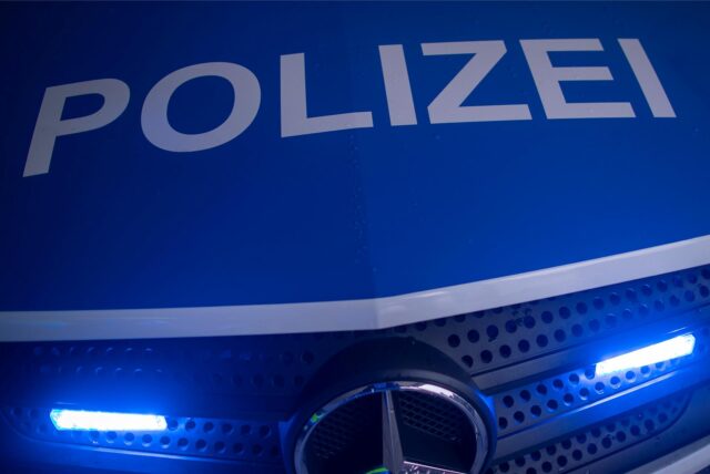 Ein Polizeiauto mit Blaulicht