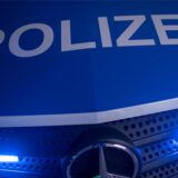 Ein Polizeiauto mit Blaulicht