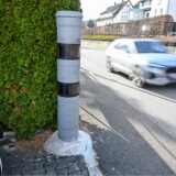Eine täuschend echt aussehenden Blitzer-Attrappe steht am Ortsausgang von Frittlingen (Landkreis Tuttlingen)