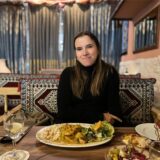RZ-Redakteurin Janine Jähnichen im Restaurant Maroush in der Recklinghäuser Innenstadt, auf dem Tisch stehen libanesische Speisen