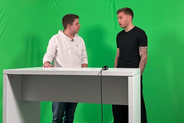 Nico Ebmeier spricht mit Joel Grodowski.