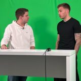 Nico Ebmeier spricht mit Joel Grodowski.