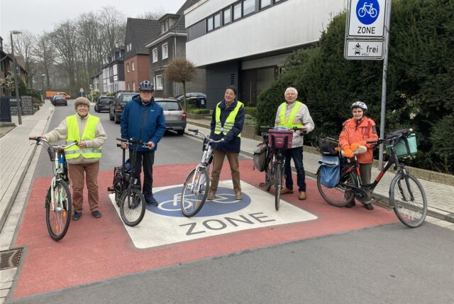 Fahrradfahrer stehen an der Einfahrt zu einer Fahrradzone in Marl-Hüls.