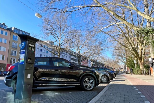 Fahrzeuge stehen neben einer Parkuhr am Wall in Dortmund.