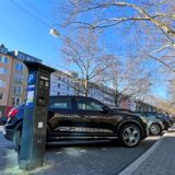 Fahrzeuge stehen neben einer Parkuhr am Wall in Dortmund.