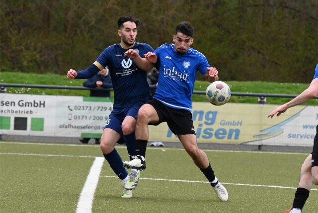 Zwei Spieler im Zweikampf.