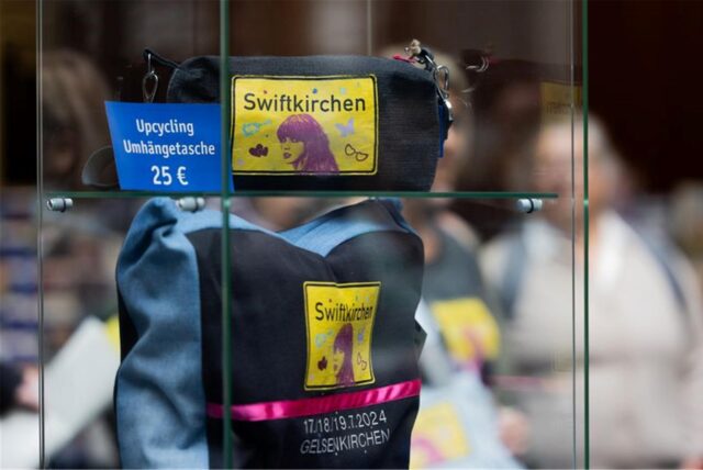 Diverse Artikel – von Kissenbezügen bis hin zu Kulturbeuteln – werden als «Swiftkirchen-Produkte» verkauft.