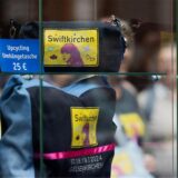 Diverse Artikel – von Kissenbezügen bis hin zu Kulturbeuteln – werden als «Swiftkirchen-Produkte» verkauft.