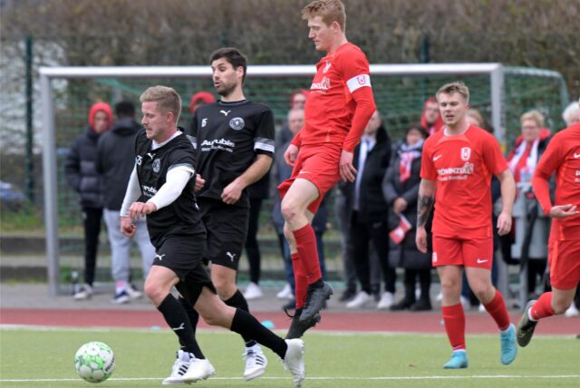 Zwei Spieler im Zweikampf.