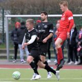 Zwei Spieler im Zweikampf.