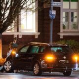 Auf dem Herzogswall in Recklinghausen ist ein Auto in eine Fußgängerampel gefahren
