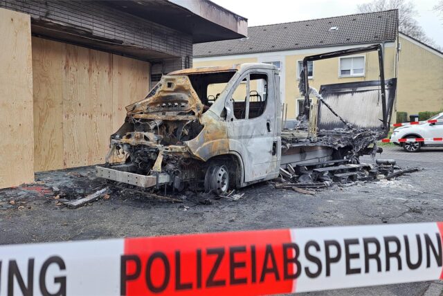 Durch ein Feuer wurde ein Transporter in Marl komplett zerstört.