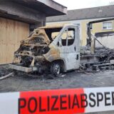 Durch ein Feuer wurde ein Transporter in Marl komplett zerstört.