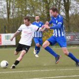 Dominic Schenkel (am Ball) bleibt Eintracht Waltrop auch bei einem Abstieg treu.