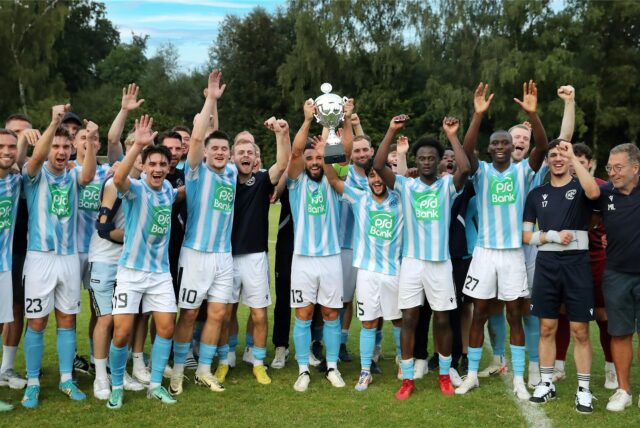 Die Spieler des ASC 09 bejubeln den Gewinn des Hecker-Cups 2024.