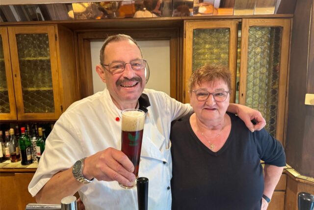 Thomas und Jovanka Wüstefeld im Schankraum ihres Gasthauses in der Hörder City.