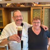 Thomas und Jovanka Wüstefeld im Schankraum ihres Gasthauses in der Hörder City.