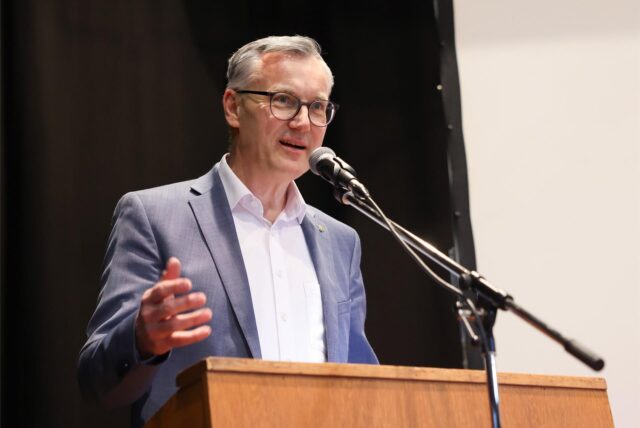 Axel Tschersich steht im Fritz-Husemann-Haus in Recklinghausen an einem Rednerpult.