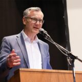 Axel Tschersich steht im Fritz-Husemann-Haus in Recklinghausen an einem Rednerpult.