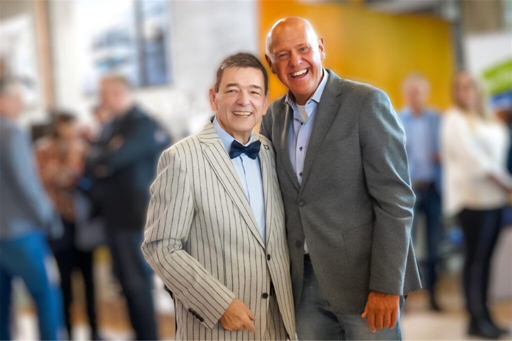 Michael Lauche (r.) gratuliert Bürgermeister Werner Arndt zum Geburtstag. Michael Lauche (r.) gratuliert Bürgermeister Werner Arndt zum Geburtstag.