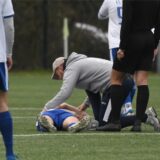 Ein Spieler des FC Castrop-Rauxel (weiß) verletzt sich im Derby gegen die BG Schwerin. Der Status ist noch unbekannt.