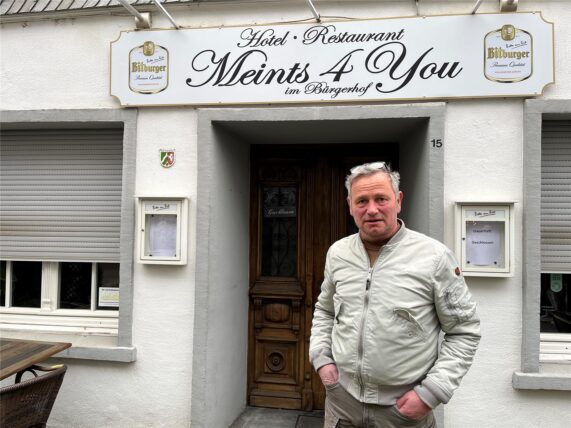 Ulrich Schäper steht vor dem Bürgerhof in Recklinghausen.