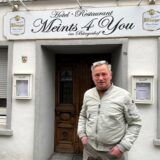 Ulrich Schäper steht vor dem Bürgerhof in Recklinghausen.