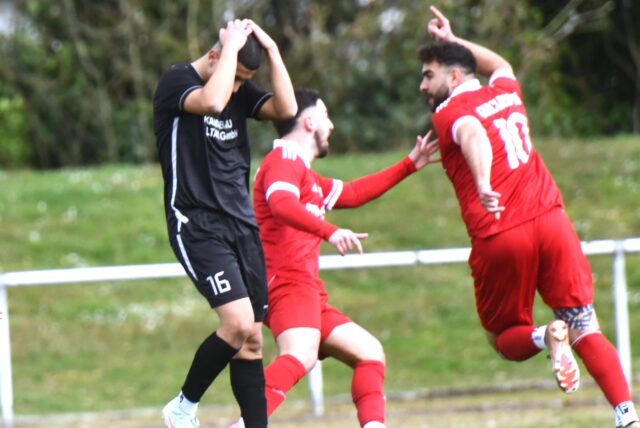 Kadir Kerter (r.) freut sich über sein Tor zum 1:0 für Genclikspor gegen DJK Spvgg. Herten.