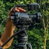 Manuel Hill filmt ein Fußballspiel, Eleftherios Zavrakidis Herrero kommentiert es.
