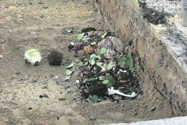 Biomüll auf der Kanalbaustelle.