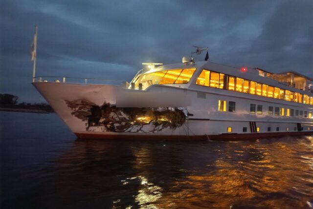 Das Fahrgastschiff wurde bei dem Zusammenstoß schwer beschädigt.