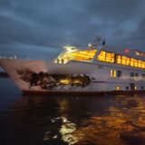 Das Fahrgastschiff wurde bei dem Zusammenstoß schwer beschädigt.