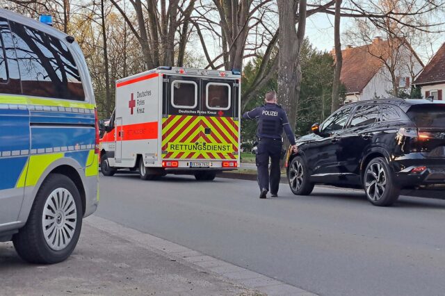 Die Polizei und ein Rettungswagen bei dem Unfall am Lipper Weg in Marl.