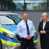 Polizeihauptkommissar Peter Fahnenbrock und Polizeipräsidentin Friederike Zurhausen stehen vor einem Polizeitransporter.