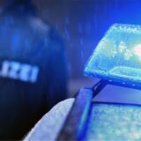 Das Blaulicht eines Polizeiautos im Regen.