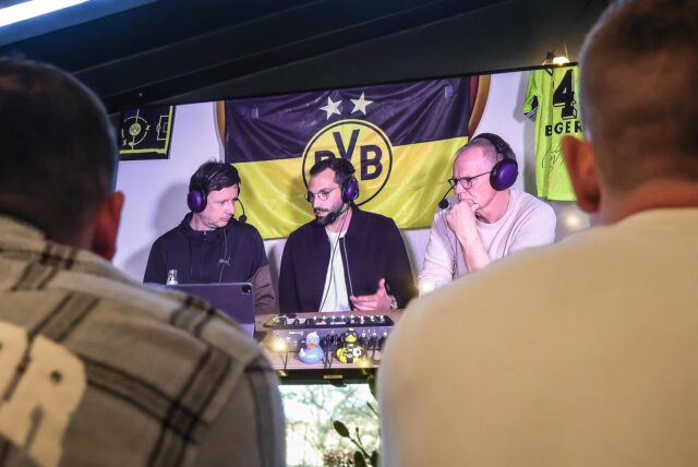 Ein Foto von der Aufnahme des BVB-Podcasts mit Sascha Staat, Patrick Berger und Dirk Krampe.