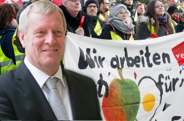 Kämmerer Jörg Stüdemann vor Kundgebungsteilnehmern