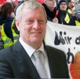 Kämmerer Jörg Stüdemann vor Kundgebungsteilnehmern