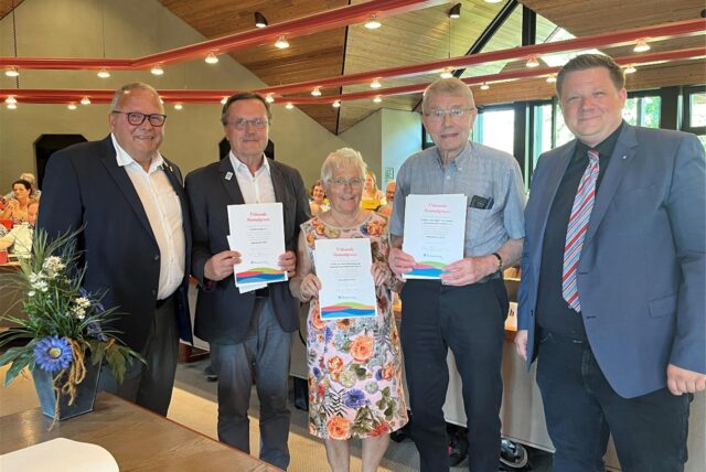 Der Parlamentarische Staatssekretär Josef Hovenjürgen (l.) übergab 2024 den Heimatpreis gemeinsam mit Bürgermeister Andreas Stegemann (r.) an Heinrich Wiengarten (Freibad Sythen), Marianne Stenner (Verein für Altertumskunde und Heimatpflege Haltern) sowie Hans-Josef Schild (Rentnerband Hullern).