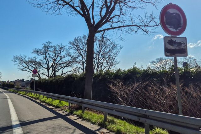 Mit Farbe besprühtes Straßenschild.