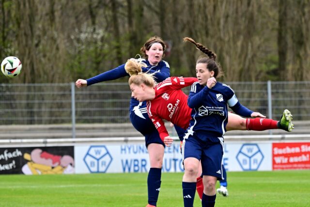 Chiara Tats Kopfball verfehlt das Erkenschwicker Tor.