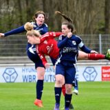 Chiara Tats Kopfball verfehlt das Erkenschwicker Tor.