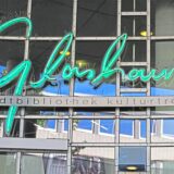 Der Schriftzug „Glashaus“ am Gebäude in Herten-Mitte, darunter steht „Stadtbibliothek“ und „Kulturtreff“.