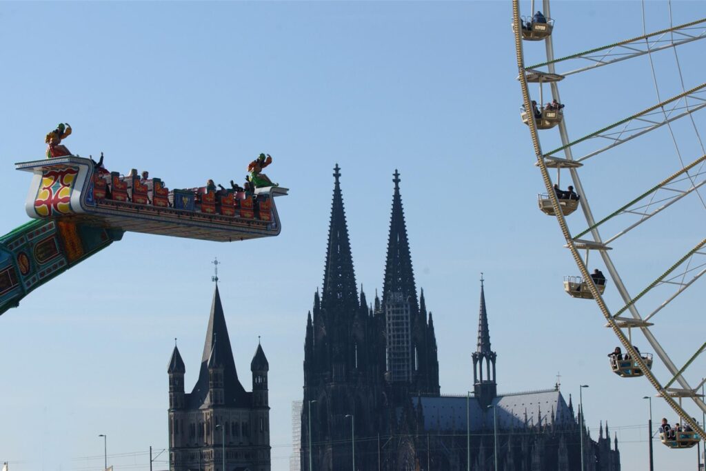 Fahrgeschäfte der Deutzer Kirmes sind vor dem Kölner Dom und Groß St. Martin zu sehen. Fahrgeschäfte der Deutzer Kirmes sind vor dem Kölner Dom und Groß St. Martin zu sehen.
